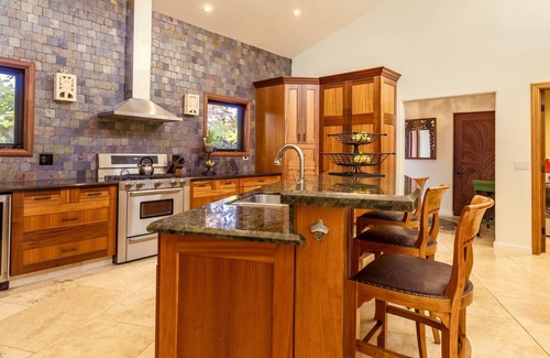 Kihei House | Lux family-friendly. Steps to beaches, restaurants & shopping.