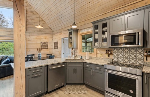 Smithville Cabin | Lux Getaway by Center Hill Lake - Hot Tub - 3BD/3BA + Bunk Room