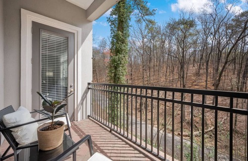 Cumberland Apartment | Lux King Suite 1 mile to Truist Park, Battery