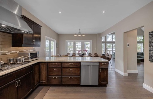 Buckhorn Cottage | LUX Lakefront: Sleeps18+Pickleball+HotTub+Sauna+Gym+Arcade+Basketball+Volleyball