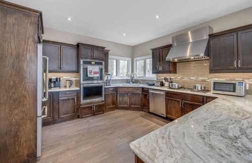 Buckhorn Cottage | LUX Lakefront: Sleeps18+Pickleball+HotTub+Sauna+Gym+Arcade+Basketball+Volleyball