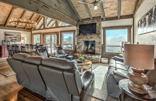 Cherry Log House | LUX: Private Pool/Sleeps 18 - MTN View