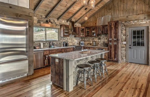 Cherry Log House | LUX: Private Pool/Sleeps 18 - MTN View
