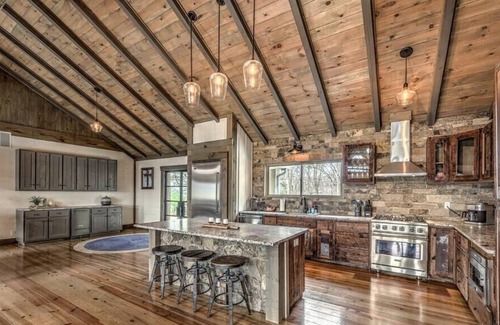 Cherry Log House | LUX: Private Pool/Sleeps 18 - MTN View