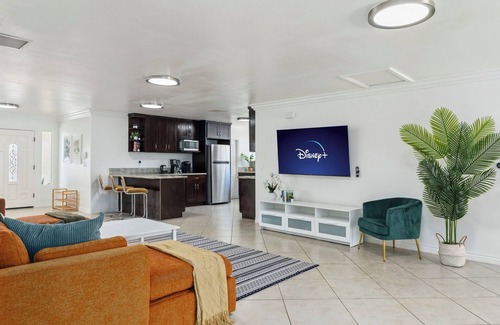 Southwest Anaheim House | Lux spacious 5BD house with Hot tub, Wi-Fi, AC, and games in brilliant Anaheim