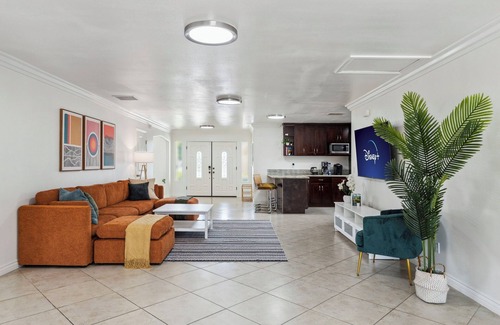Southwest Anaheim House | Lux spacious 5BD house with Hot tub, Wi-Fi, AC, and games in brilliant Anaheim