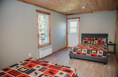 L'lle-du-Grand-Calumet Ski Chalet | Lux waterfront all inclusive on Ottawa River