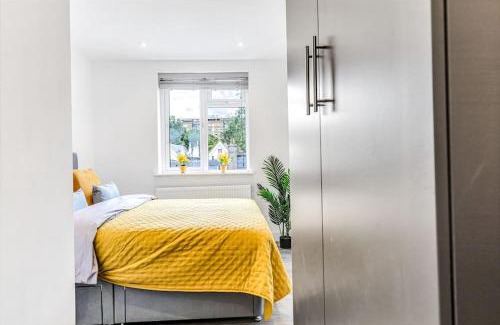 Kensington Apartment | LUXaway 2BR Kensington with AC - Sleeps up to 11