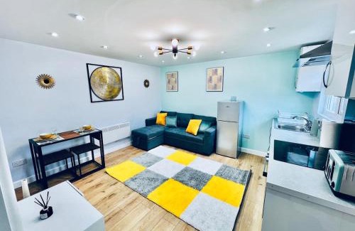 Luton Ski Chalet | Luxe 1B Chalet, HotTub, free parking Nr LTN Airport, L&D Hosp, Whipsnade Zoo, fast trains into Central London
