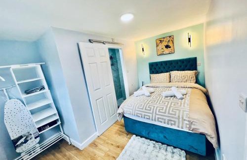Luton Ski Chalet | Luxe 1B Chalet, HotTub, free parking Nr LTN Airport, L&D Hosp, Whipsnade Zoo, fast trains into Central London