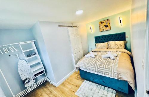 Luton Ski Chalet | Luxe 1B Chalet, HotTub, free parking Nr LTN Airport, L&D Hosp, Whipsnade Zoo, fast trains into Central London