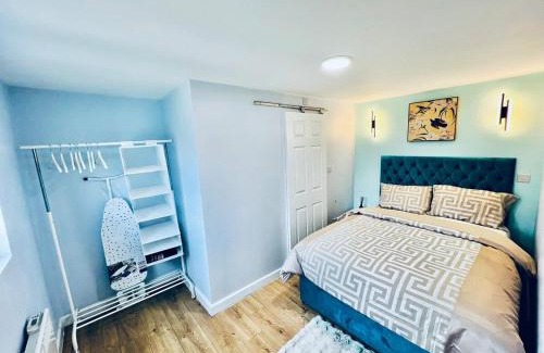 Luton Ski Chalet | Luxe 1B Chalet, HotTub, free parking Nr LTN Airport, L&D Hosp, Whipsnade Zoo, fast trains into Central London