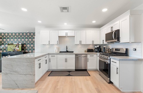 Village Grove House | Luxe 2 BR House, FREE Heated Pool, Hot Tub, 5min Old Town, 15min Barrett Jackson