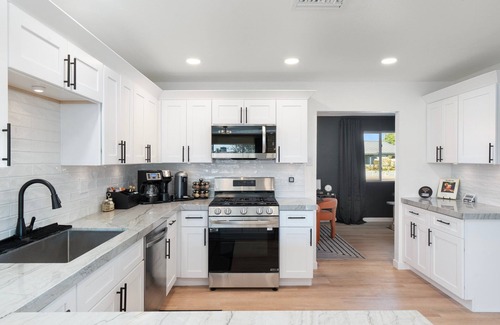 Village Grove House | Luxe 2 BR House, FREE Heated Pool, Hot Tub, 5min Old Town, 15min Barrett Jackson