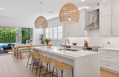 Naples Park House | Luxe 2 Ensuites. Salt Pool/Spa. Close 2 beach, shops & food. NEW! 4 king beds!
