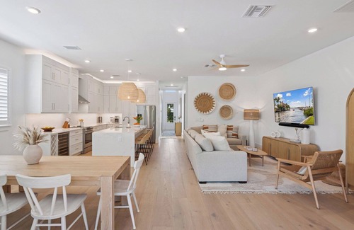 Naples Park House | Luxe 2 Ensuites. Salt Pool/Spa. Close 2 beach, shops & food. NEW! 4 king beds!