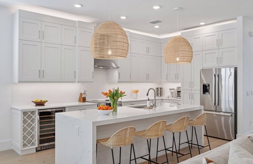 Naples Park House | Luxe 2 Ensuites. Salt Pool/Spa. Close 2 beach, shops & food. NEW! 4 king beds!