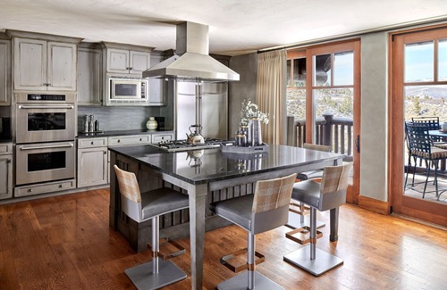 Avon Condo | Luxe 2-Story Ritz Penthouse | Ski In/Ski Out Chalet | Curated Stay
