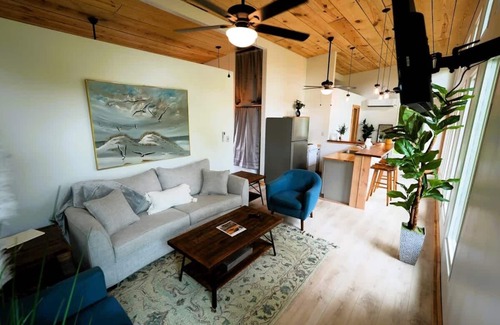 Locustville Cottage | Luxe 2BR Cabin with Deck and Creek View - Working Farm