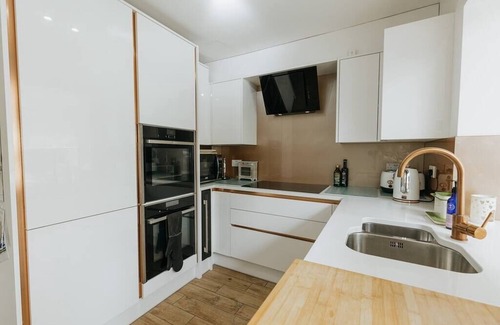 Harrogate House | Luxe 3 Bed property with beautiful garden room.
