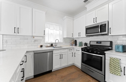 Greenville Apartment | Luxe 3BR Backyard Zen [25 min to NYC] [Sleeps 10]