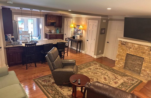 Glencliff House | Luxe 4BR 2BA Getaway w/Large Hot Tub & Private Backyard 10mins from Downtown