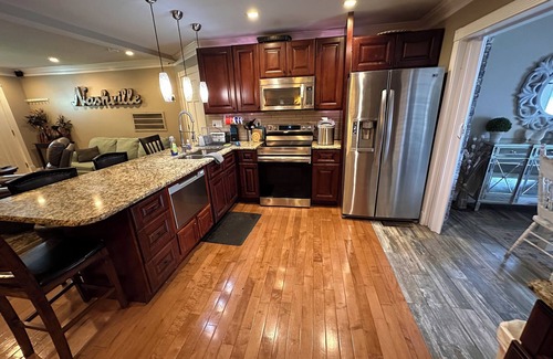 Glencliff House | Luxe 4BR 2BA Getaway w/Large Hot Tub & Private Backyard 10mins from Downtown