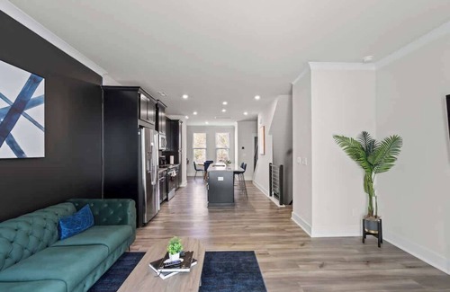 Charlotte House | Luxe 4BR King Townhouse w/Rooftop in Uptown CLT!