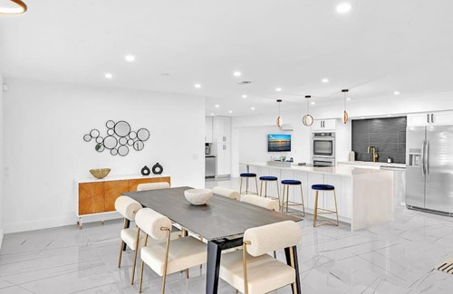 Hollywood Hills House | Luxe 7 Bed Oasis in Hollywood