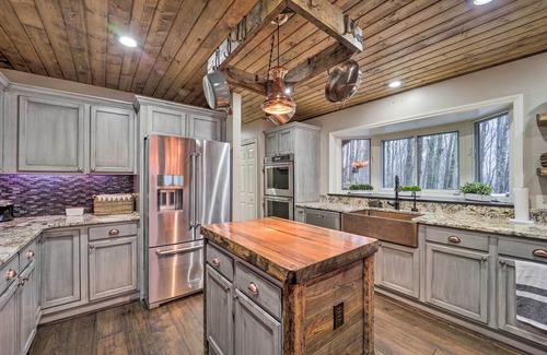 Beech Mountain Cabin | Luxe Beech Mtn Cabin w/Hot Tub: 2 Mi to Skiing!