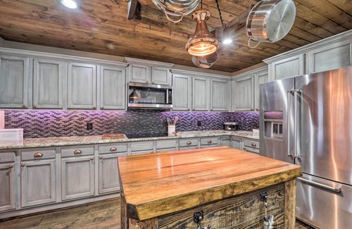 Beech Mountain Cabin | Luxe Beech Mtn Cabin w/Hot Tub: 2 Mi to Skiing!