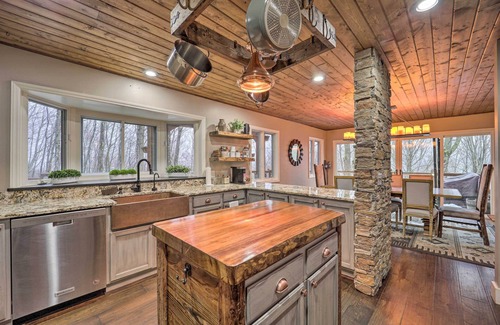 Beech Mountain Cabin | Luxe Beech Mtn Cabin w/Hot Tub: 2 Mi to Skiing!