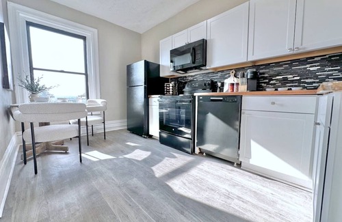Bloomfield Apartment | Luxe Bloomfield Penthouse | Free Parking | Central