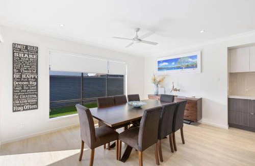 Urangan House | Luxe By The Marina - Hamptons Chic at Hervey Bay