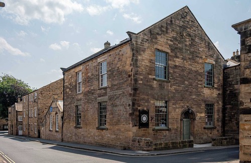 Barnard Castle Apartment | Luxe Chapel Apartment with Roll-Top Bath