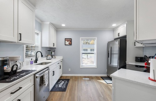 Ettrick House | Luxe Cottage - South ChesterfieldnStylishly renovated, w/large master suite nnn