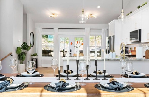 Laurel Park Apartment | Luxe Epic Mountain Views HotTub FirePit EV Charger