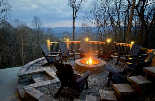 Laurel Park Apartment | Luxe Epic Mountain Views HotTub FirePit EV Charger