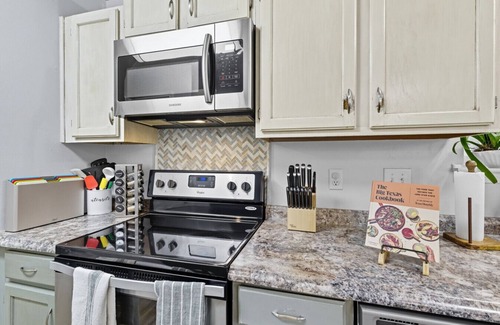 Live Oak House | Luxe Family Escape w/Games, Hot Tub & Yard