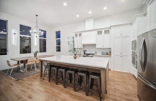 Lindon House | Luxe Family Retreat with Private Pickleball a Large Swim Spa indoor Movie Theatr