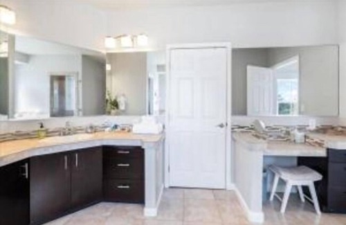 Manor House | Luxe Farmhouse Hot Tub Pool On 5 Acres