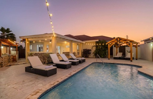 Opal Villa | Luxe Island Villa 5 mins to the Beach at Opal Breeze by Bocobay