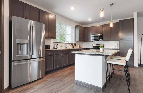 North Raleigh Apartment | Luxe King 3BR Suite in North Raleigh!