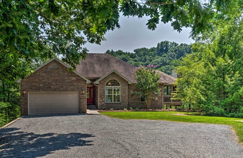 Jamestown Cottage | Luxe Lake Cumberland Retreat w/Decks on 1 Acre!