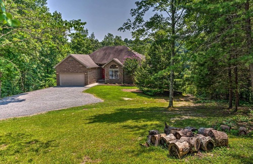 Jamestown Cottage | Luxe Lake Cumberland Retreat w/Decks on 1 Acre!