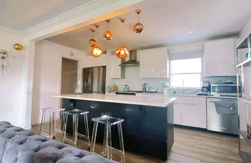 Catalina House | Luxe Lakefront downtown villa Universal Disney