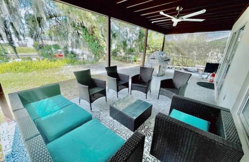 Catalina House | Luxe Lakefront downtown villa Universal Disney