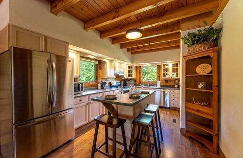 Slatyfork Farm Cabin | Luxe Mntn Escape near Snowshoe | mntn views, hot tub, 5 wooded acres