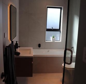 Mount Albert House | Luxe Modern Large Bedroom with Shared Kitchen and Amenities