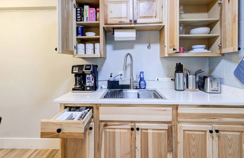Downtown Memphis Apartment | Luxe Modern loft w/King Bed, Free Parking & Wi-Fi